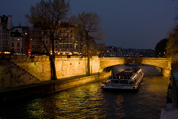 Night sightseein on the Seine