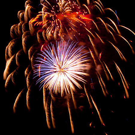 Burst in Willow Sliding Focus Fireworks