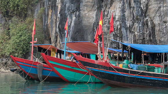 Three boats, Ha Long Bay