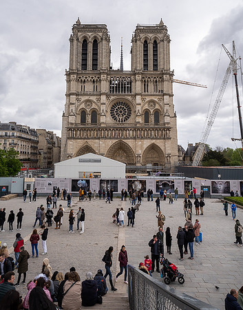 Notre Daem Paris viewing plaza