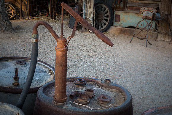 hand oil pump at Laws